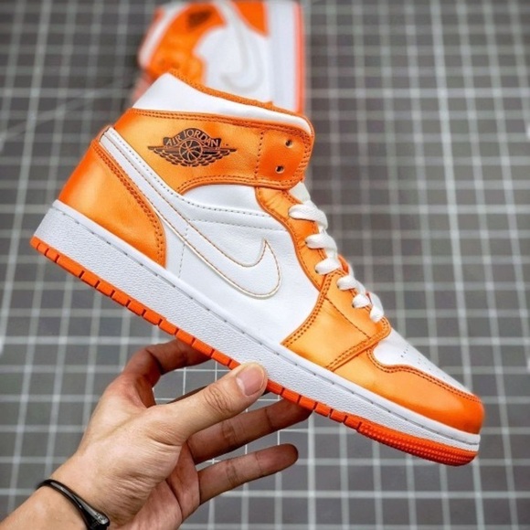 Sz Various The Air Jordan 1 Mid Is Coming In “Metallic Orange” main image 4